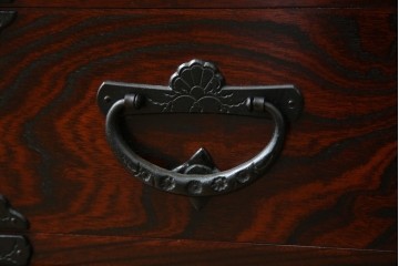 中古　美品!!　岩谷堂箪笥　上品なデザインの黒金具が美しいサイドボード(サイドキャビネット、リビングボード、テレビ台、テレビボード、収納棚、飾り棚、戸棚、ヴィンテージ、民芸家具)(R-083106)