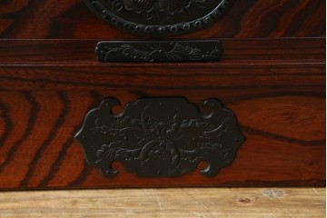 中古　美品!!　岩谷堂箪笥　上品なデザインの黒金具が美しいサイドボード(サイドキャビネット、リビングボード、テレビ台、テレビボード、収納棚、飾り棚、戸棚、ヴィンテージ、民芸家具)(R-083106)