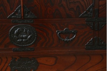 中古　美品!!　岩谷堂箪笥　上品なデザインの黒金具が美しいサイドボード(サイドキャビネット、リビングボード、テレビ台、テレビボード、収納棚、飾り棚、戸棚、ヴィンテージ、民芸家具)(R-083106)