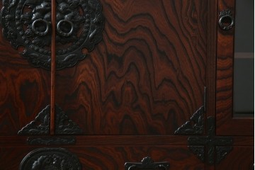 中古　美品!!　岩谷堂箪笥　上品なデザインの黒金具が美しいサイドボード(サイドキャビネット、リビングボード、テレビ台、テレビボード、収納棚、飾り棚、戸棚、ヴィンテージ、民芸家具)(R-083106)