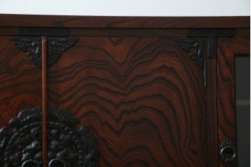 中古　美品!!　岩谷堂箪笥　上品なデザインの黒金具が美しいサイドボード(サイドキャビネット、リビングボード、テレビ台、テレビボード、収納棚、飾り棚、戸棚、ヴィンテージ、民芸家具)(R-083106)