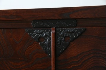 中古　美品!!　岩谷堂箪笥　上品なデザインの黒金具が美しいサイドボード(サイドキャビネット、リビングボード、テレビ台、テレビボード、収納棚、飾り棚、戸棚、ヴィンテージ、民芸家具)(R-083106)