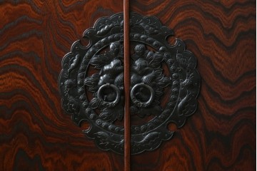 中古　美品!!　岩谷堂箪笥　上品なデザインの黒金具が美しいサイドボード(サイドキャビネット、リビングボード、テレビ台、テレビボード、収納棚、飾り棚、戸棚、ヴィンテージ、民芸家具)(R-083106)