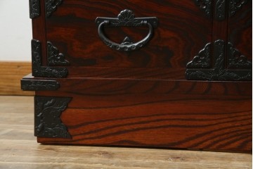 中古　美品!!　岩谷堂箪笥　上品なデザインの黒金具が美しいサイドボード(サイドキャビネット、リビングボード、テレビ台、テレビボード、収納棚、飾り棚、戸棚、ヴィンテージ、民芸家具)(R-083106)