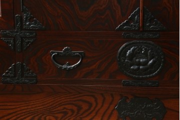 中古　美品!!　岩谷堂箪笥　上品なデザインの黒金具が美しいサイドボード(サイドキャビネット、リビングボード、テレビ台、テレビボード、収納棚、飾り棚、戸棚、ヴィンテージ、民芸家具)(R-083106)