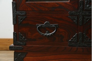 中古　美品!!　岩谷堂箪笥　上品なデザインの黒金具が美しいサイドボード(サイドキャビネット、リビングボード、テレビ台、テレビボード、収納棚、飾り棚、戸棚、ヴィンテージ、民芸家具)(R-083106)