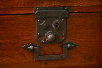 和製アンティーク　明治期　完全オリジナル品　総欅(ケヤキ)材　歴史を感じる酒田船箪笥(帳箱型、帳場箪笥、和タンス、舟箪笥、小箪笥、小物収納、収納箪笥、引き出し)(R-083108)