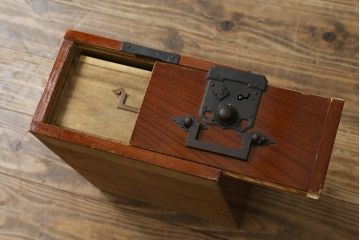 和製アンティーク　明治期　完全オリジナル品　総欅(ケヤキ)材　歴史を感じる酒田船箪笥(帳箱型、帳場箪笥、和タンス、舟箪笥、小箪笥、小物収納、収納箪笥、引き出し)(R-083108)