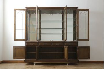 中古　美品　カリモク家具(karimoku)　希少な廃番品!!　domani(ドマーニ)　QUEENS　LIFE(クイーンズライフ)　迫力のあるフルサイズのエレガントなキャビネット(飾り棚、収納棚、戸棚、食器棚、カップボード、ガラスケース、ショーケース、コレクションケース、キュリオケース)(R-083109)