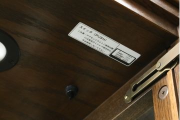 中古　美品　カリモク家具(karimoku)　希少な廃番品!!　domani(ドマーニ)　QUEENS　LIFE(クイーンズライフ)　迫力のあるフルサイズのエレガントなキャビネット(飾り棚、収納棚、戸棚、食器棚、カップボード、ガラスケース、ショーケース、コレクションケース、キュリオケース)(R-083109)