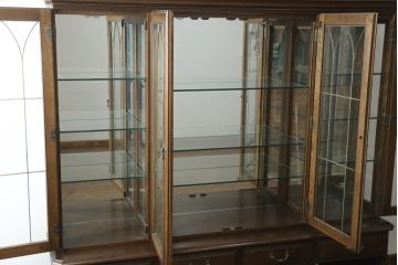 中古　美品　カリモク家具(karimoku)　希少な廃番品!!　domani(ドマーニ)　QUEENS　LIFE(クイーンズライフ)　迫力のあるフルサイズのエレガントなキャビネット(飾り棚、収納棚、戸棚、食器棚、カップボード、ガラスケース、ショーケース、コレクションケース、キュリオケース)(R-083109)