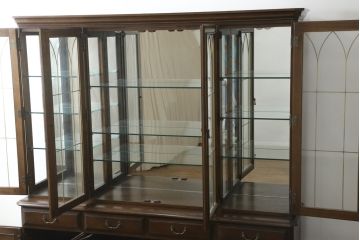 中古　美品　カリモク家具(karimoku)　希少な廃番品!!　domani(ドマーニ)　QUEENS　LIFE(クイーンズライフ)　迫力のあるフルサイズのエレガントなキャビネット(飾り棚、収納棚、戸棚、食器棚、カップボード、ガラスケース、ショーケース、コレクションケース、キュリオケース)(R-083109)