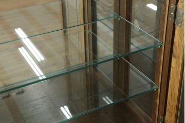 中古　美品　カリモク家具(karimoku)　希少な廃番品!!　domani(ドマーニ)　QUEENS　LIFE(クイーンズライフ)　迫力のあるフルサイズのエレガントなキャビネット(飾り棚、収納棚、戸棚、食器棚、カップボード、ガラスケース、ショーケース、コレクションケース、キュリオケース)(R-083109)