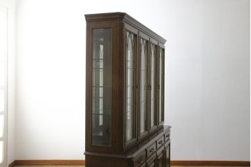 中古　美品　カリモク家具(karimoku)　希少な廃番品!!　domani(ドマーニ)　QUEENS　LIFE(クイーンズライフ)　迫力のあるフルサイズのエレガントなキャビネット(飾り棚、収納棚、戸棚、食器棚、カップボード、ガラスケース、ショーケース、コレクションケース、キュリオケース)(R-083109)