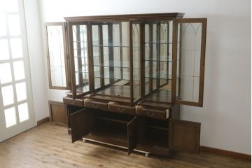 中古　美品　カリモク家具(karimoku)　希少な廃番品!!　domani(ドマーニ)　QUEENS　LIFE(クイーンズライフ)　迫力のあるフルサイズのエレガントなキャビネット(飾り棚、収納棚、戸棚、食器棚、カップボード、ガラスケース、ショーケース、コレクションケース、キュリオケース)(R-083109)