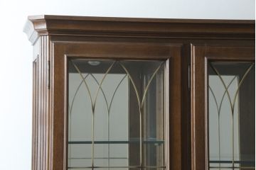 中古　美品　カリモク家具(karimoku)　希少な廃番品!!　domani(ドマーニ)　QUEENS　LIFE(クイーンズライフ)　迫力のあるフルサイズのエレガントなキャビネット(飾り棚、収納棚、戸棚、食器棚、カップボード、ガラスケース、ショーケース、コレクションケース、キュリオケース)(R-083109)
