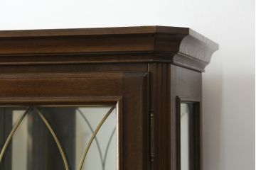 中古　美品　カリモク家具(karimoku)　希少な廃番品!!　domani(ドマーニ)　QUEENS　LIFE(クイーンズライフ)　迫力のあるフルサイズのエレガントなキャビネット(飾り棚、収納棚、戸棚、食器棚、カップボード、ガラスケース、ショーケース、コレクションケース、キュリオケース)(R-083109)