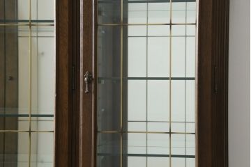 中古　美品　カリモク家具(karimoku)　希少な廃番品!!　domani(ドマーニ)　QUEENS　LIFE(クイーンズライフ)　迫力のあるフルサイズのエレガントなキャビネット(飾り棚、収納棚、戸棚、食器棚、カップボード、ガラスケース、ショーケース、コレクションケース、キュリオケース)(R-083109)