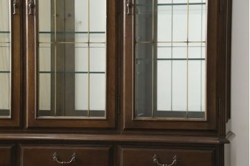 中古　美品　カリモク家具(karimoku)　希少な廃番品!!　domani(ドマーニ)　QUEENS　LIFE(クイーンズライフ)　迫力のあるフルサイズのエレガントなキャビネット(飾り棚、収納棚、戸棚、食器棚、カップボード、ガラスケース、ショーケース、コレクションケース、キュリオケース)(R-083109)