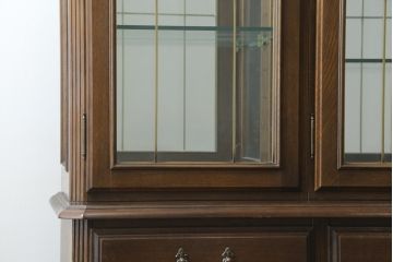 中古　美品　カリモク家具(karimoku)　希少な廃番品!!　domani(ドマーニ)　QUEENS　LIFE(クイーンズライフ)　迫力のあるフルサイズのエレガントなキャビネット(飾り棚、収納棚、戸棚、食器棚、カップボード、ガラスケース、ショーケース、コレクションケース、キュリオケース)(R-083109)