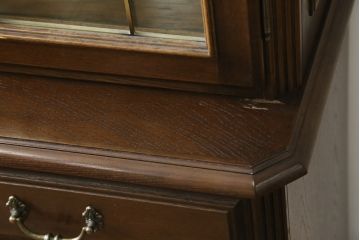 中古　美品　カリモク家具(karimoku)　希少な廃番品!!　domani(ドマーニ)　QUEENS　LIFE(クイーンズライフ)　迫力のあるフルサイズのエレガントなキャビネット(飾り棚、収納棚、戸棚、食器棚、カップボード、ガラスケース、ショーケース、コレクションケース、キュリオケース)(R-083109)