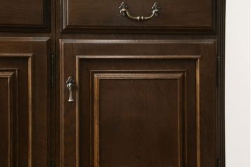 中古　美品　カリモク家具(karimoku)　希少な廃番品!!　domani(ドマーニ)　QUEENS　LIFE(クイーンズライフ)　迫力のあるフルサイズのエレガントなキャビネット(飾り棚、収納棚、戸棚、食器棚、カップボード、ガラスケース、ショーケース、コレクションケース、キュリオケース)(R-083109)