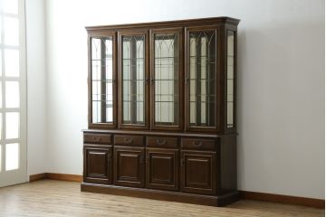 中古　美品　カリモク家具(karimoku)　希少な廃番品!!　domani(ドマーニ)　QUEENS　LIFE(クイーンズライフ)　迫力のあるフルサイズのエレガントなキャビネット(飾り棚、収納棚、戸棚、食器棚、カップボード、ガラスケース、ショーケース、コレクションケース、キュリオケース)(R-083109)
