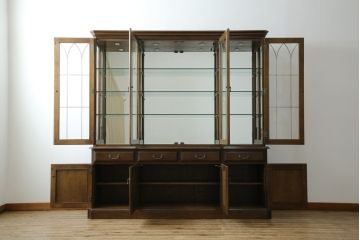 中古　美品　カリモク家具(karimoku)　希少な廃番品!!　domani(ドマーニ)　QUEENS　LIFE(クイーンズライフ)　迫力のあるフルサイズのエレガントなキャビネット(飾り棚、収納棚、戸棚、食器棚、カップボード、ガラスケース、ショーケース、コレクションケース、キュリオケース)(R-083109)