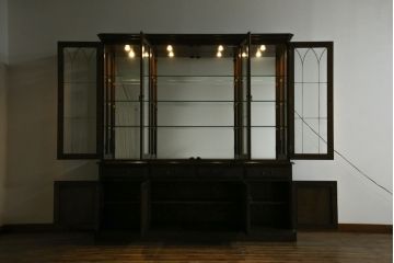 中古　美品　カリモク家具(karimoku)　希少な廃番品!!　domani(ドマーニ)　QUEENS　LIFE(クイーンズライフ)　迫力のあるフルサイズのエレガントなキャビネット(飾り棚、収納棚、戸棚、食器棚、カップボード、ガラスケース、ショーケース、コレクションケース、キュリオケース)(R-083109)