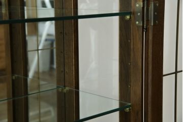 中古　美品　カリモク家具(karimoku)　希少な廃番品!!　domani(ドマーニ)　QUEENS　LIFE(クイーンズライフ)　迫力のあるフルサイズのエレガントなキャビネット(飾り棚、収納棚、戸棚、食器棚、カップボード、ガラスケース、ショーケース、コレクションケース、キュリオケース)(R-083109)