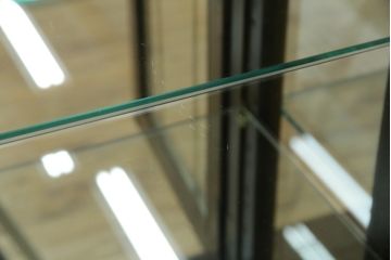 中古　美品　カリモク家具(karimoku)　希少な廃番品!!　domani(ドマーニ)　QUEENS　LIFE(クイーンズライフ)　迫力のあるフルサイズのエレガントなキャビネット(飾り棚、収納棚、戸棚、食器棚、カップボード、ガラスケース、ショーケース、コレクションケース、キュリオケース)(R-083109)