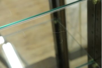 中古　美品　カリモク家具(karimoku)　希少な廃番品!!　domani(ドマーニ)　QUEENS　LIFE(クイーンズライフ)　迫力のあるフルサイズのエレガントなキャビネット(飾り棚、収納棚、戸棚、食器棚、カップボード、ガラスケース、ショーケース、コレクションケース、キュリオケース)(R-083109)