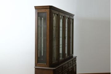 中古　美品　カリモク家具(karimoku)　希少な廃番品!!　domani(ドマーニ)　QUEENS　LIFE(クイーンズライフ)　迫力のあるフルサイズのエレガントなキャビネット(飾り棚、収納棚、戸棚、食器棚、カップボード、ガラスケース、ショーケース、コレクションケース、キュリオケース)(R-083109)