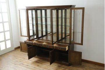 中古　美品　カリモク家具(karimoku)　希少な廃番品!!　domani(ドマーニ)　QUEENS　LIFE(クイーンズライフ)　迫力のあるフルサイズのエレガントなキャビネット(飾り棚、収納棚、戸棚、食器棚、カップボード、ガラスケース、ショーケース、コレクションケース、キュリオケース)(R-083109)