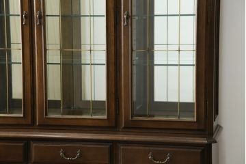 中古　美品　カリモク家具(karimoku)　希少な廃番品!!　domani(ドマーニ)　QUEENS　LIFE(クイーンズライフ)　迫力のあるフルサイズのエレガントなキャビネット(飾り棚、収納棚、戸棚、食器棚、カップボード、ガラスケース、ショーケース、コレクションケース、キュリオケース)(R-083109)