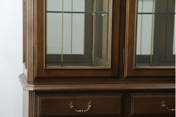 中古　美品　カリモク家具(karimoku)　希少な廃番品!!　domani(ドマーニ)　QUEENS　LIFE(クイーンズライフ)　迫力のあるフルサイズのエレガントなキャビネット(飾り棚、収納棚、戸棚、食器棚、カップボード、ガラスケース、ショーケース、コレクションケース、キュリオケース)(R-083109)