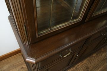 中古　美品　カリモク家具(karimoku)　希少な廃番品!!　domani(ドマーニ)　QUEENS　LIFE(クイーンズライフ)　迫力のあるフルサイズのエレガントなキャビネット(飾り棚、収納棚、戸棚、食器棚、カップボード、ガラスケース、ショーケース、コレクションケース、キュリオケース)(R-083109)