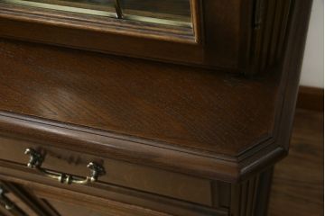 中古　美品　カリモク家具(karimoku)　希少な廃番品!!　domani(ドマーニ)　QUEENS　LIFE(クイーンズライフ)　迫力のあるフルサイズのエレガントなキャビネット(飾り棚、収納棚、戸棚、食器棚、カップボード、ガラスケース、ショーケース、コレクションケース、キュリオケース)(R-083109)