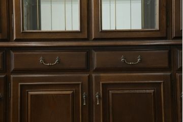 中古　美品　カリモク家具(karimoku)　希少な廃番品!!　domani(ドマーニ)　QUEENS　LIFE(クイーンズライフ)　迫力のあるフルサイズのエレガントなキャビネット(飾り棚、収納棚、戸棚、食器棚、カップボード、ガラスケース、ショーケース、コレクションケース、キュリオケース)(R-083109)