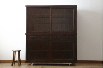 中古　美品!!　三面栗(クリ)材　落ち着いたデザインの二段重ね水屋箪笥(キャビネット、食器棚、カップボード、収納棚、戸棚、バラ売り可能)(R-083111)