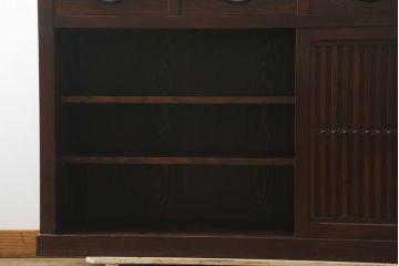 中古　美品!!　三面栗(クリ)材　落ち着いたデザインの二段重ね水屋箪笥(キャビネット、食器棚、カップボード、収納棚、戸棚、バラ売り可能)(R-083111)