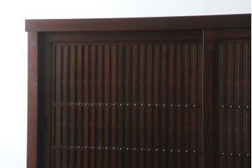 中古　美品!!　三面栗(クリ)材　落ち着いたデザインの二段重ね水屋箪笥(キャビネット、食器棚、カップボード、収納棚、戸棚、バラ売り可能)(R-083111)