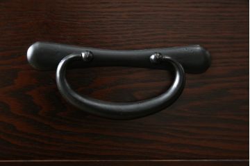中古　美品!!　三面栗(クリ)材　落ち着いたデザインの二段重ね水屋箪笥(キャビネット、食器棚、カップボード、収納棚、戸棚、バラ売り可能)(R-083111)
