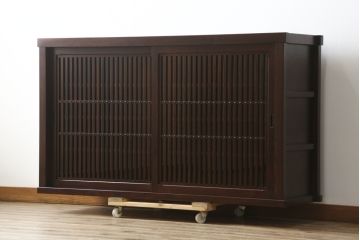 中古　美品!!　三面栗(クリ)材　落ち着いたデザインの水屋箪笥サイドボード(リビングボード、サイドキャビネット、食器棚、カップボード、収納棚、戸棚)(R-083112)