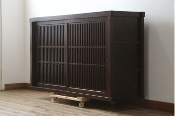中古　美品!!　三面栗(クリ)材　落ち着いたデザインの水屋箪笥サイドボード(リビングボード、サイドキャビネット、食器棚、カップボード、収納棚、戸棚)(R-083112)