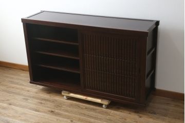 中古　美品!!　三面栗(クリ)材　落ち着いたデザインの水屋箪笥サイドボード(リビングボード、サイドキャビネット、食器棚、カップボード、収納棚、戸棚)(R-083112)