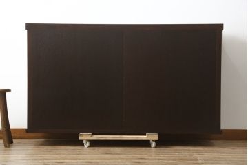 中古　美品!!　三面栗(クリ)材　落ち着いたデザインの水屋箪笥サイドボード(リビングボード、サイドキャビネット、食器棚、カップボード、収納棚、戸棚)(R-083112)