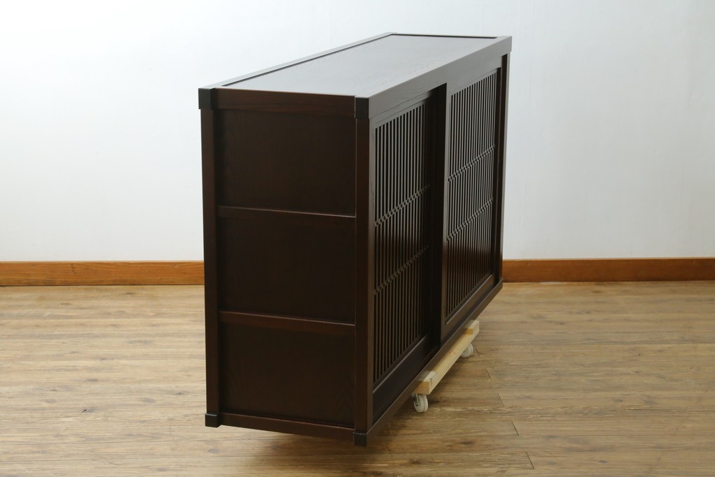 中古　美品!!　三面栗(クリ)材　落ち着いたデザインの水屋箪笥サイドボード　(R-083112)