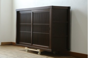 中古　美品!!　三面栗(クリ)材　落ち着いたデザインの水屋箪笥サイドボード　(R-083112)