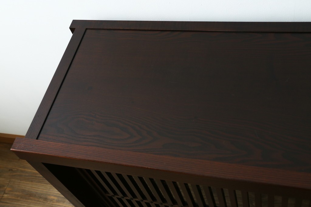 中古　美品!!　三面栗(クリ)材　落ち着いたデザインの水屋箪笥サイドボード　(R-083112)